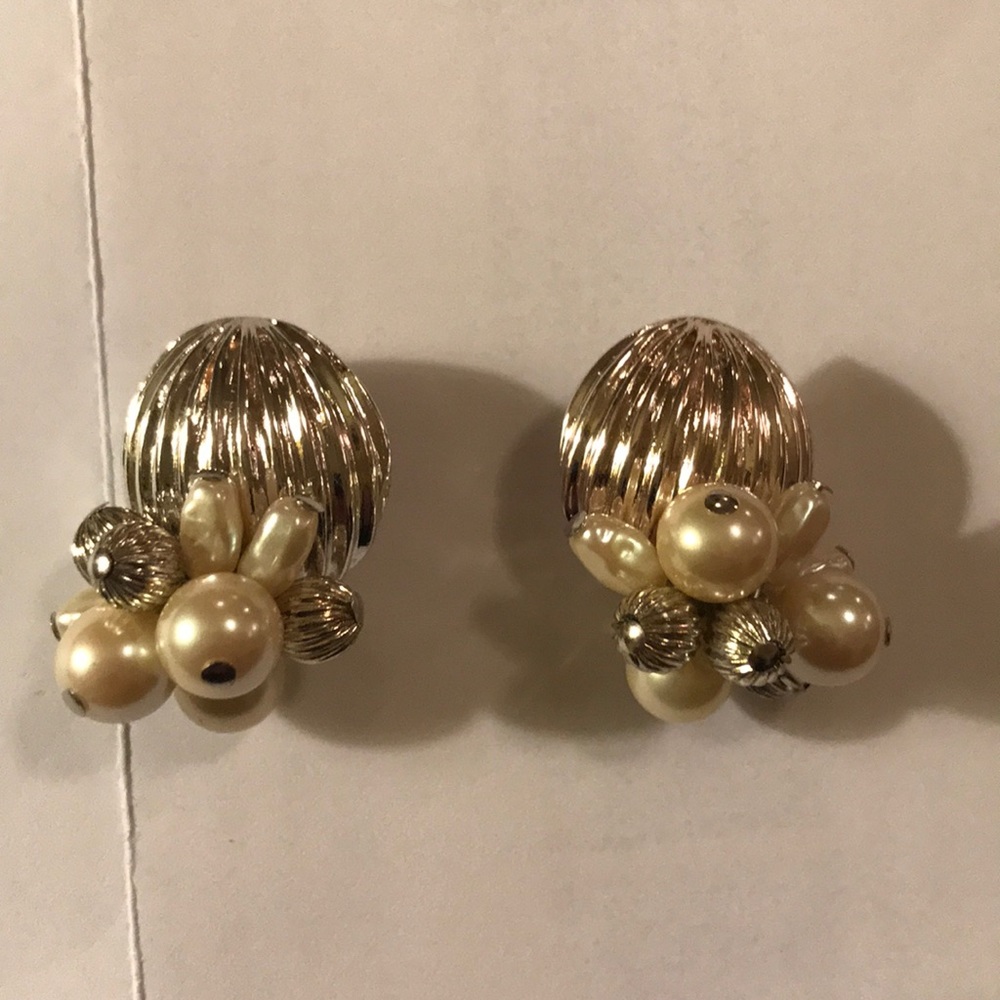 Vintage clip earrings. Gorgeous!  EUC